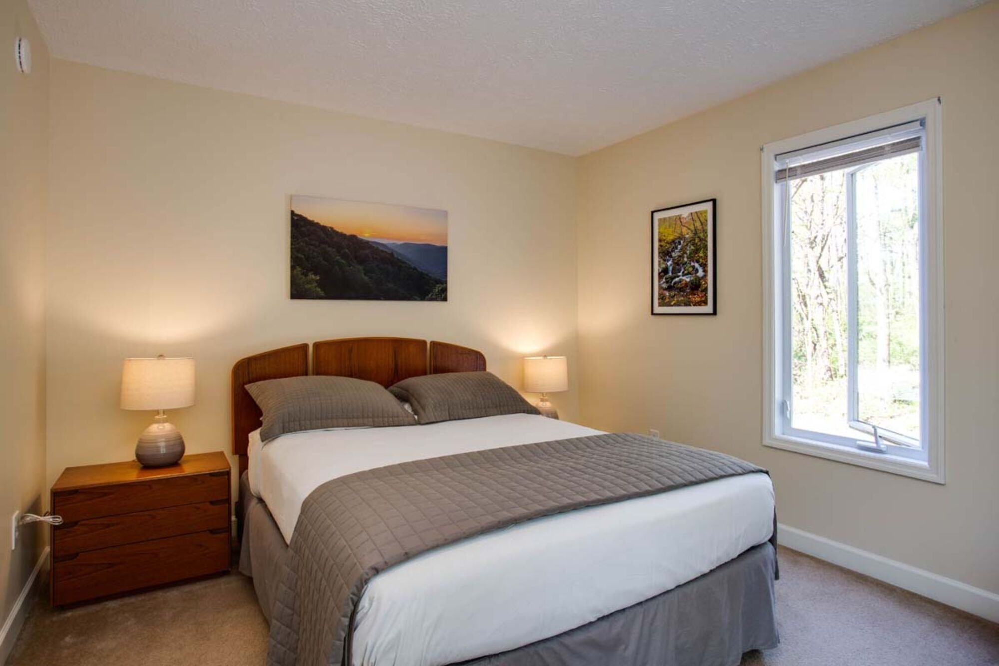 ravens_roost_queenbed1