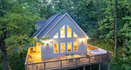 Ravens Roost--mountain views, hot tub, fireplace