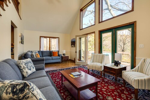 Sherando Cabin--hot tub, kitchen, fireplace