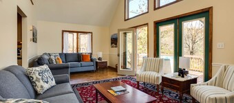 Sherando Cabin--hot tub, kitchen, fireplace