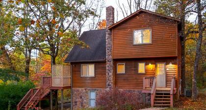 Sherando Cabin--hot tub, kitchen, fireplace