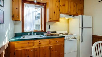 Full-size fridge, microwave, oven, stovetop