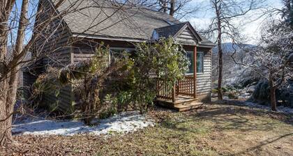 Three Ridges Cabin--kitchen, fireplace, jacuzzi