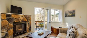 Three Ridges Cabin--kitchen, fireplace, jacuzzi