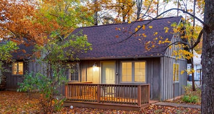 White Rock Cabin--1BR, ADA, kitchenette, fireplace