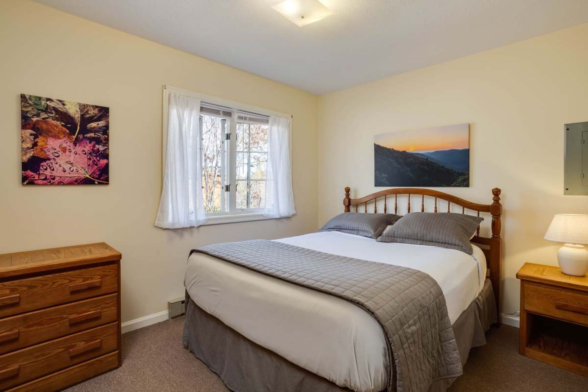 WhiteRock_Cabin_Bedoom