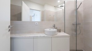 Haartrockner, Handtücher, Toilettenpapier