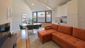 Un apartamento moderno con comedor, sofá y cocina.