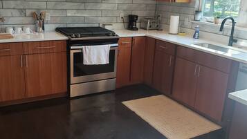 Microwave, oven, kompor, dan mesin pencuci piring