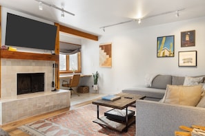 Smart TV y chimenea