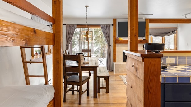 Un interior de madera con una zona de comedor, un banco y una encimera de cocina.