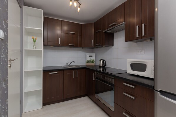 Microondas, lavavajillas y utensilios de cocina