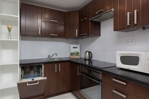 Microwave, dishwasher, cookware/dishes/utensils - Cozy Underground Studio Apartment Ochota (Warsaw)