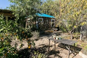 Outdoor dining - Cozy Studio in Private Austin Garden (Austin)