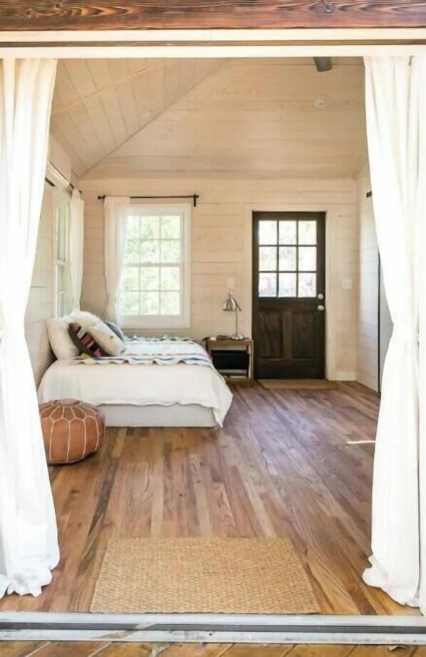 1 bedroom, desk, iron/ironing board, free WiFi - Cozy Studio in Private Austin Garden (Austin)