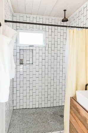 Shower, hair dryer, towels, soap - Cozy Studio in Private Austin Garden (Austin)