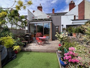 Outdoor dining - Ground level apartment with garden, near all amenities and close to city centre. (Cardiff)