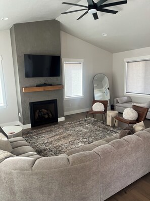Smart TV, fireplace - Beautiful brand new build with stunning mountain views (Missoula)
