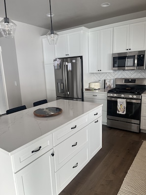 Fridge, microwave, stovetop, dishwasher