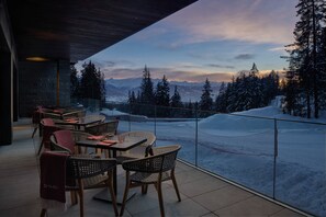 2 restauranter, der serverer morgenmad, frokost og aftensmad