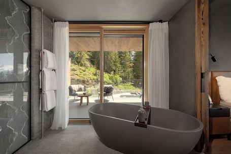 Habitación, 3 habitaciones, terraza | Baño | Artículos de higiene personal ecológicos, secador de pelo y albornoces. Six Senses Crans-Montana