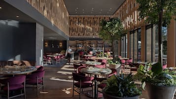 2 restaurantes; se sirven desayunos