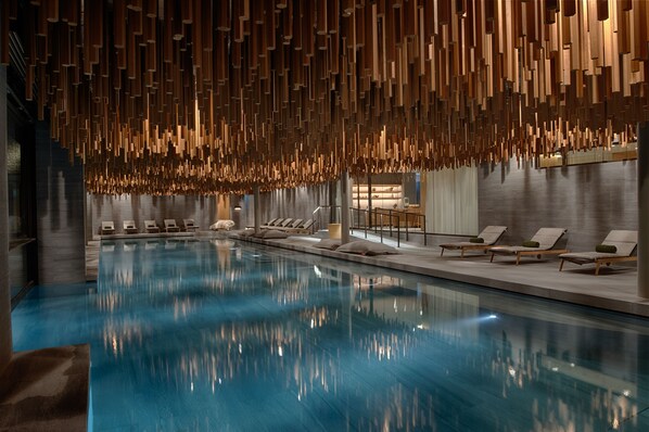 Piscine couverte, piscine extérieure, parasols de plage, chaises longues