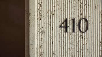 Primer plano de una pared texturizada con el número 410.