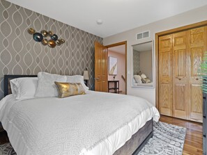 3 bedrooms, desk, iron/ironing board, travel cot - Walk to the lake, HOT TUB, pool table, bikes, kayaks, karaoke (Lake Geneva)