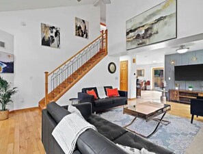 Smart TV, table football - Walk to the lake, HOT TUB, pool table, bikes, kayaks, karaoke (Lake Geneva)