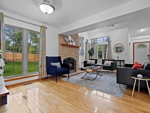 Smart TV, table football - Walk to the lake, HOT TUB, pool table, bikes, kayaks, karaoke (Lake Geneva)