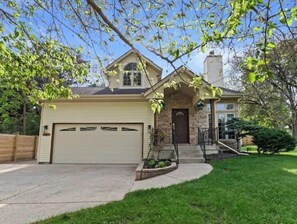 Exterior - Walk to the lake, HOT TUB, pool table, bikes, kayaks, karaoke (Lake Geneva)