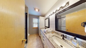 Combined shower/tub, free toiletries, hair dryer, towels - Ski-in/Ski-out | Sauna | Hot Tub | Elevation Hideaway (Angel Fire)