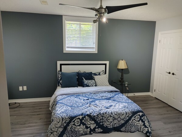 2 chambres, bureau, fer et planche à repasser, accès au Wi-Fi (inclus)