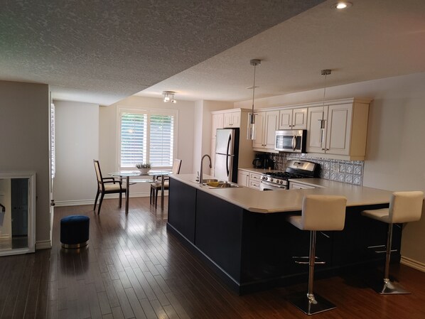 Réfrigérateur, four à micro-ondes, surface de cuisson, lave-vaisselle