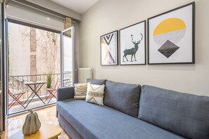 40-inch Smart TV with digital channels, TV - Elegant Mavili Suite by Cloudkeys (Athens)