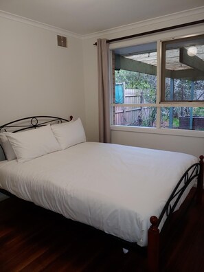 4 bedrooms, desk, iron/ironing board, free WiFi - Spacious & Bright 4 Bedroom Family House & Garden (Wantirna South)