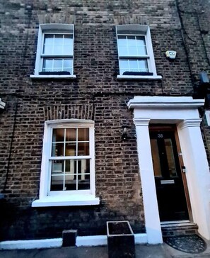 House, 2 Queen Beds | Exterior - Charming 2-bed House in London (London)