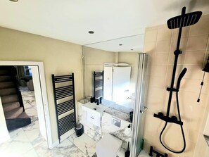 House, 2 Queen Beds | 2 bedrooms, iron/ironing board, free WiFi, bed sheets