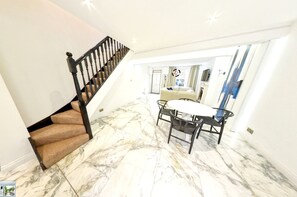 House, 2 Queen Beds | Private kitchen | Fridge, oven, stovetop, dishwasher - Charming 2-bed House in London (London)