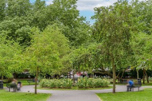 House, 2 Queen Beds | Property grounds - Charming 2-bed House in London (London)