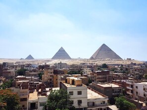 Exterior - Balcony Pyramids View Apartment (Giza Governorate)