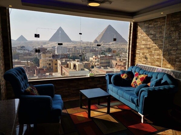 Interior - Balcony Pyramids View Apartment (Giza Governorate)