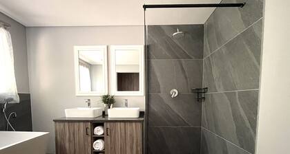 Monument Park 5 double bedrooms ensuite pool bbq braai garden