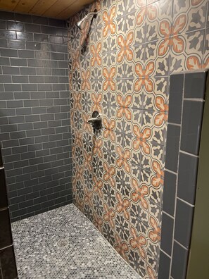 Combined shower/tub, towels, soap, toilet paper