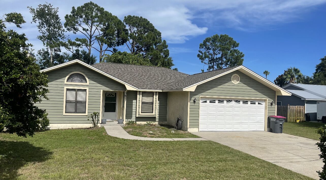 Beautiful family friendly home one mile from the beach.