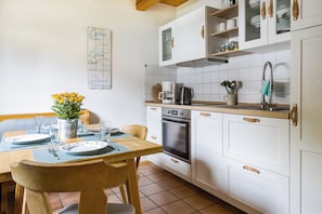 Réfrigérateur, un four, surface de cuisson, lave-vaisselle