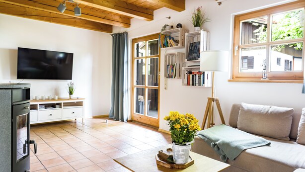 Un salon avec un téléviseur, un canapé, une table basse et une bibliothèque.