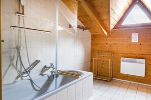 Ensemble douche/baignoire, sèche-cheveux, chaussons, savon