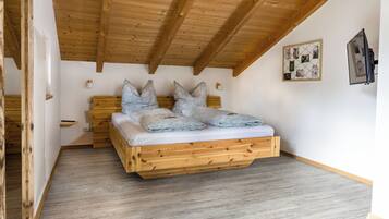 2 bedrooms, iron/ironing board, free WiFi